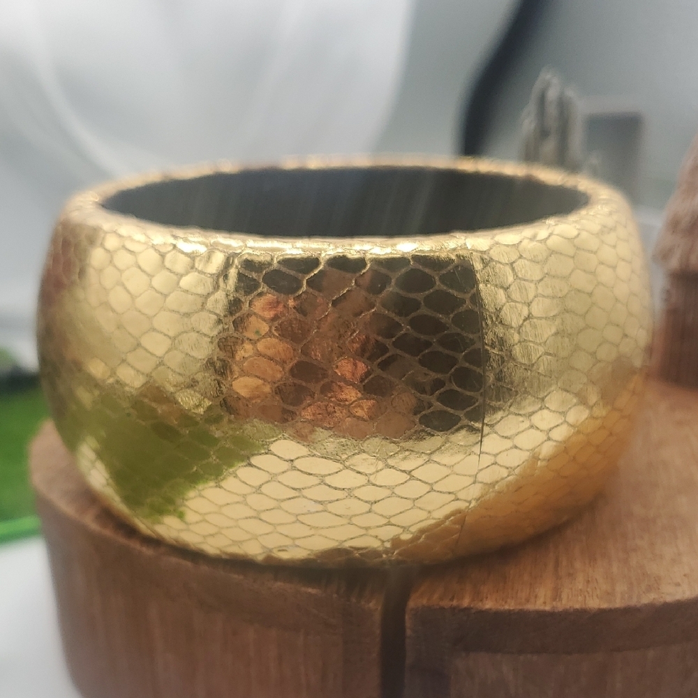 Gold Tone Chunky Flashy Hollwywood Glamour Textured Bangle Bracelet Overflow